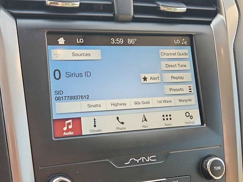 Used 2019 Ford Fusion SE FWD image 17