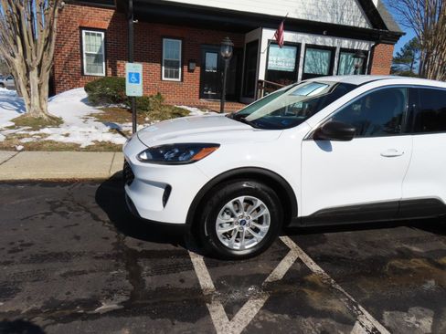 Used 2022 Ford Escape SE image 2