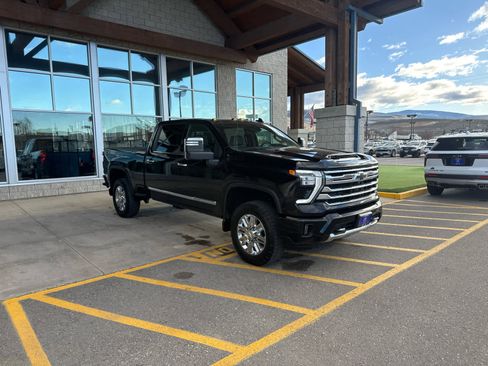 Used 2024 Chevrolet Silverado 2500 High Country w/ High Country Premium Package image 3