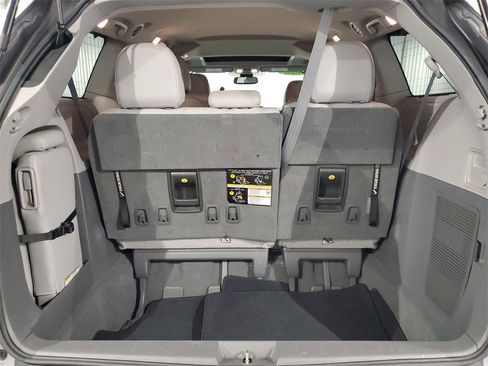 Used 2020 Toyota Sienna XLE image 8