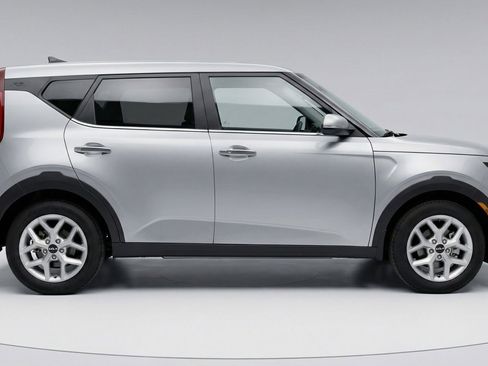 Used 2025 Kia Soul LX w/ LX Technology Package FWD image 11