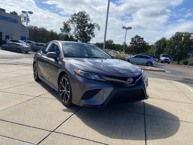 Used 2018 Toyota Camry SE FWD image 2