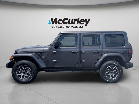 Used 2025 Jeep Wrangler Unlimited Sahara AWD/4WD image 8