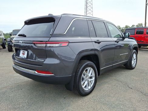 New 2025 Jeep Grand Cherokee Laredo w/ MOPAR Finishing Package AWD/4WD image 4