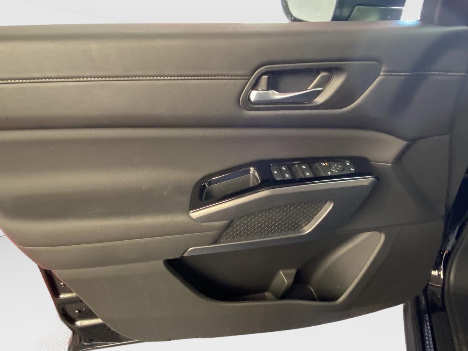 Used 2026 Nissan Pathfinder SL FWD image 25