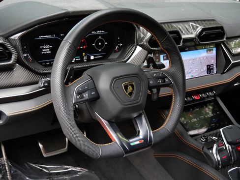 Used 2025 Lamborghini Urus SE AWD/4WD image 24