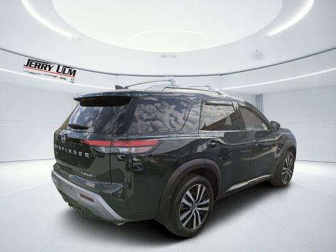 Used 2024 Nissan Pathfinder Platinum FWD image 3