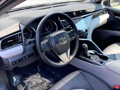 Used 2020 Toyota Camry XLE w/ Sunroof Package FWD image 18
