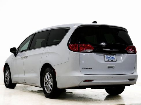 Used 2022 Chrysler Voyager LX image 8