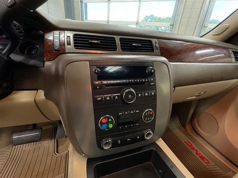 Used 2011 GMC Yukon SLT w/ SLT-2 Equipment Package AWD/4WD image 16