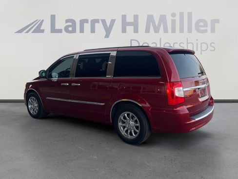 Used 2013 Chrysler Town & Country Touring image 3
