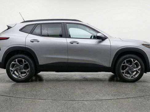 Used 2025 Chevrolet Trax LT w/ LT Convenience Package image 11