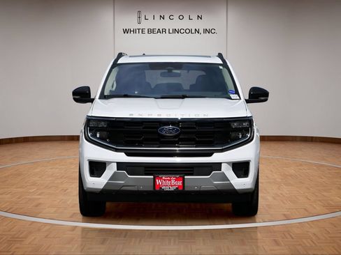 Used 2025 Ford Expedition Platinum AWD/4WD image 2