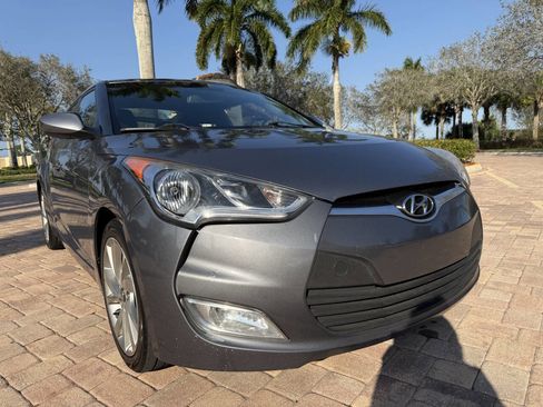 Used 2017 Hyundai Veloster image 1