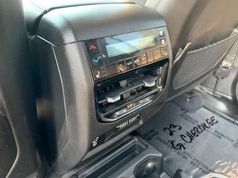 Used 2023 Jeep Grand Cherokee L Limited w/ Luxury Tech Group II AWD/4WD image 18