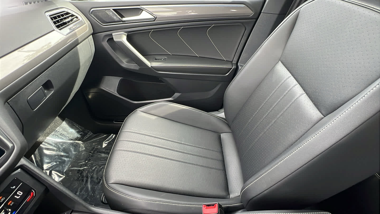 Certified 2023 Volkswagen Tiguan SE R-Line FWD image 12