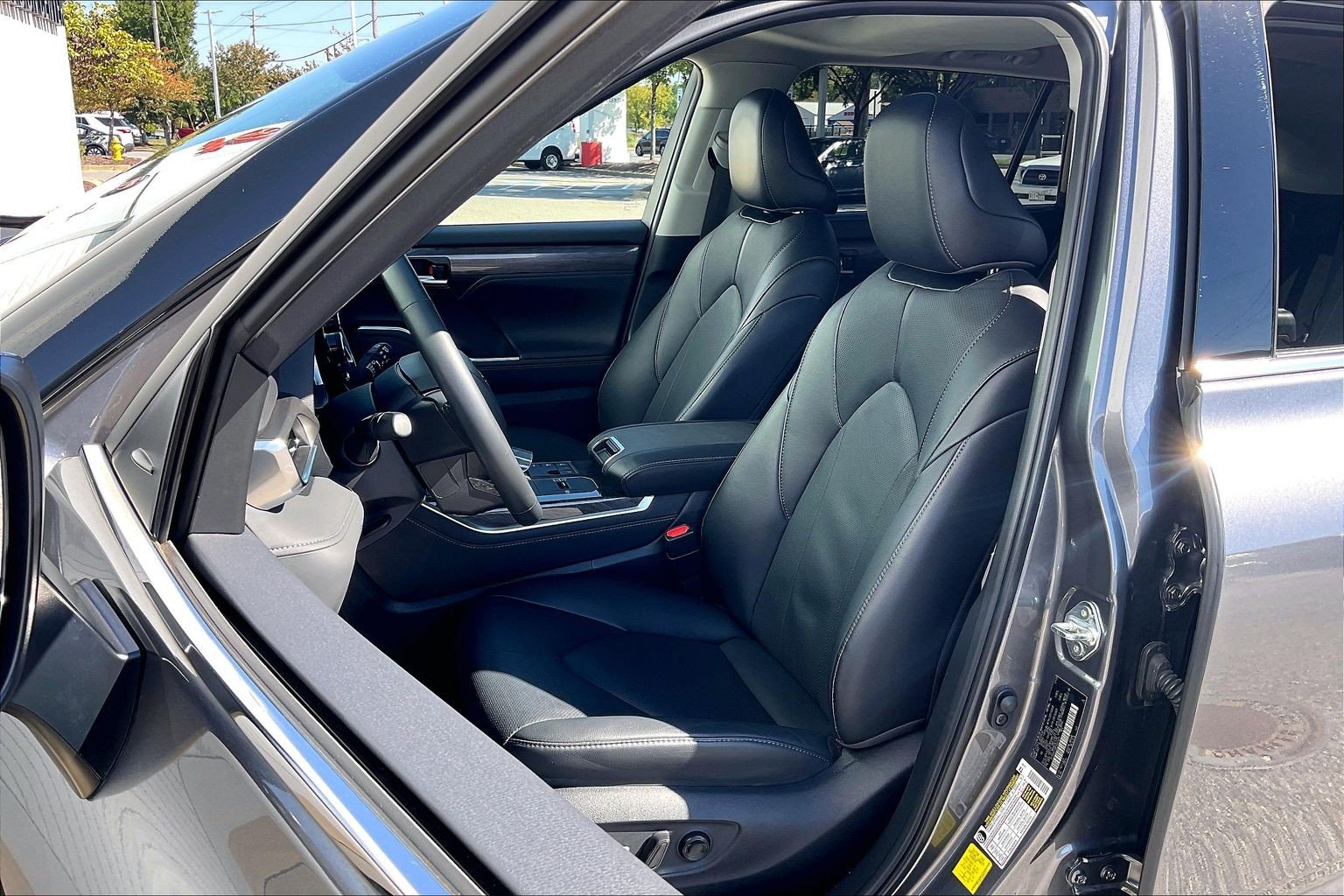 Used 2023 Toyota Highlander Limited AWD/4WD image 30