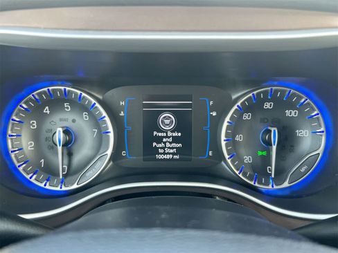 Used 2019 Chrysler Pacifica Touring-L image 34