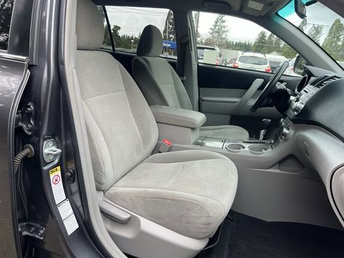 Used 2012 Toyota Highlander AWD w/ Tech Pkg image 13