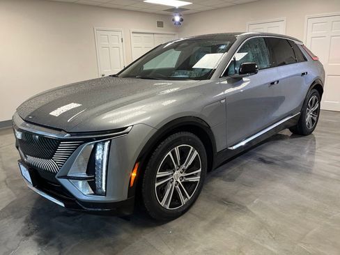 Certified 2024 Cadillac Lyriq Luxury AWD/4WD image 4