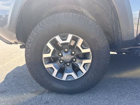 Used 2021 Toyota Tacoma TRD Off-Road w/ Technology Package AWD/4WD image 9