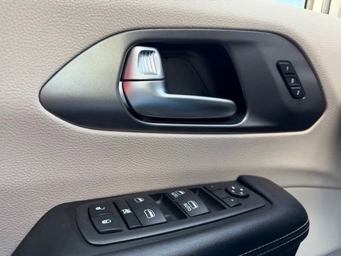Used 2022 Chrysler Pacifica Touring-L FWD image 20