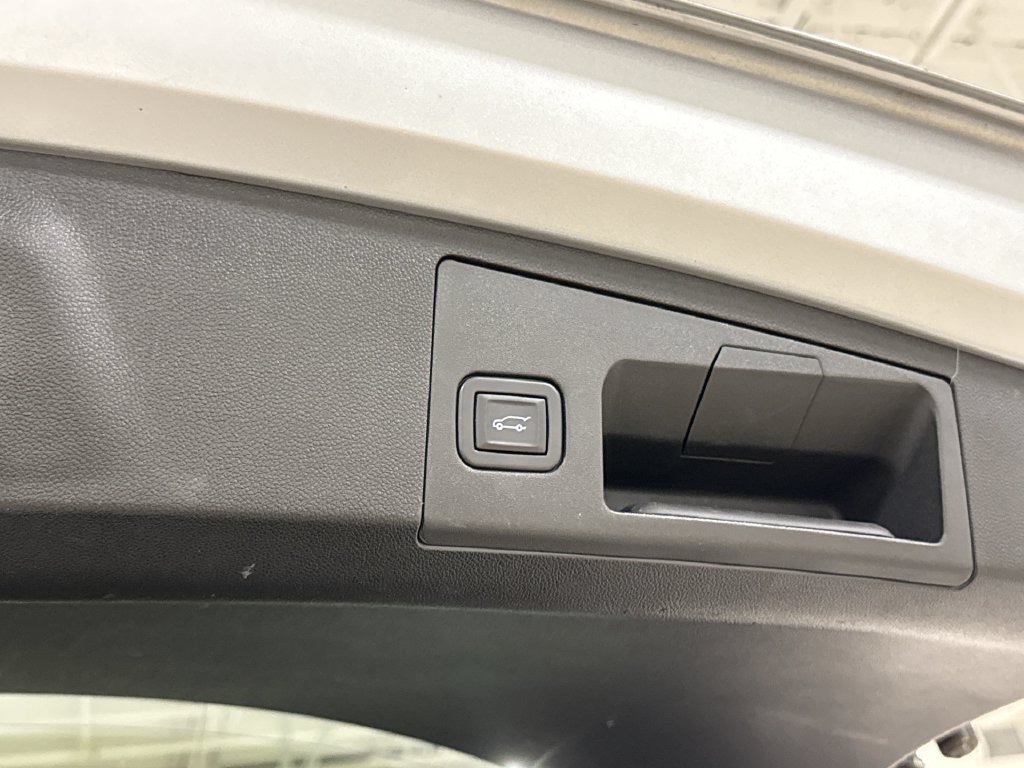 Used 2020 Cadillac XT4 Premium Luxury FWD image 33