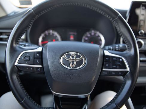 Used 2020 Toyota Highlander LE image 11