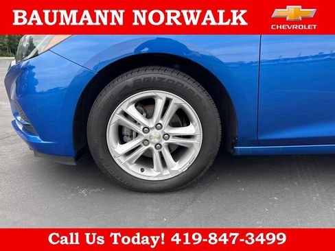 Used 2017 Chevrolet Cruze LT w/ Convenience Package FWD image 9