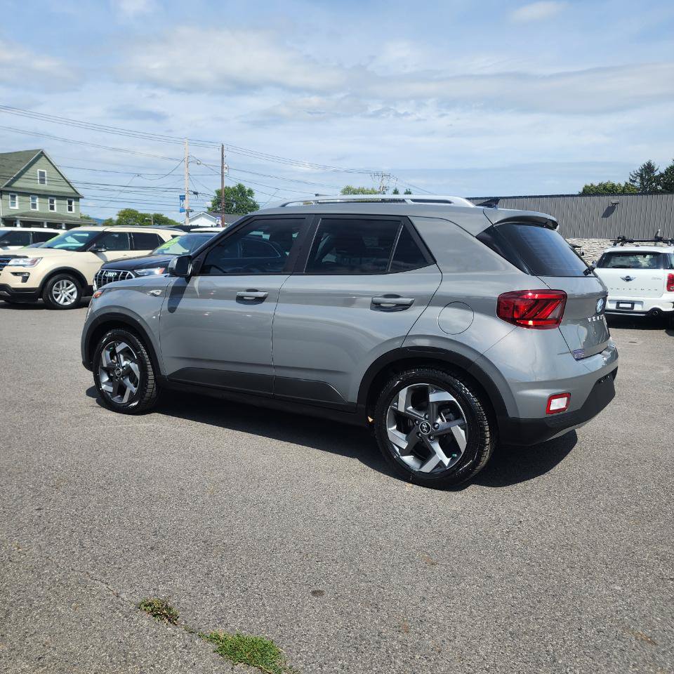 Used 2022 Hyundai Venue SEL w/ Cargo Package FWD image 4