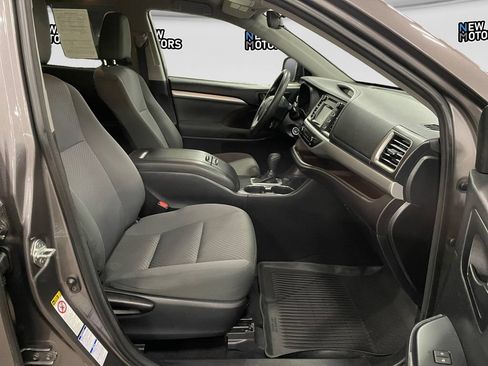 Used 2018 Toyota Highlander LE AWD/4WD image 15