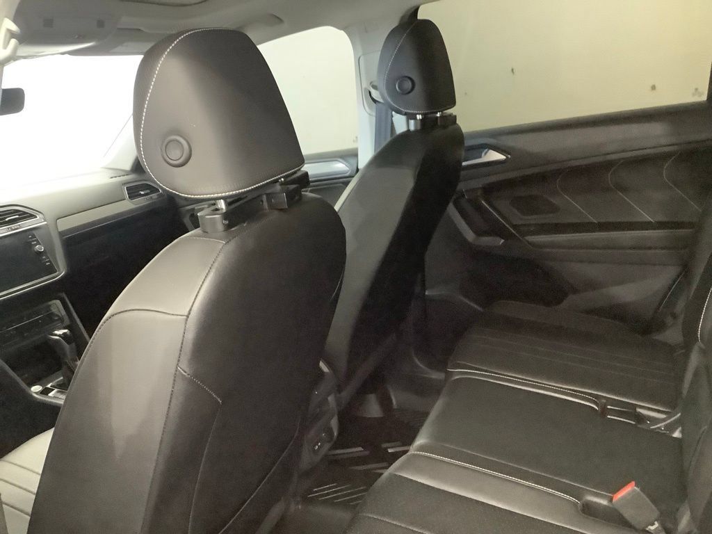 Used 2023 Volkswagen Tiguan SE w/ Panoramic Sunroof Package FWD image 9