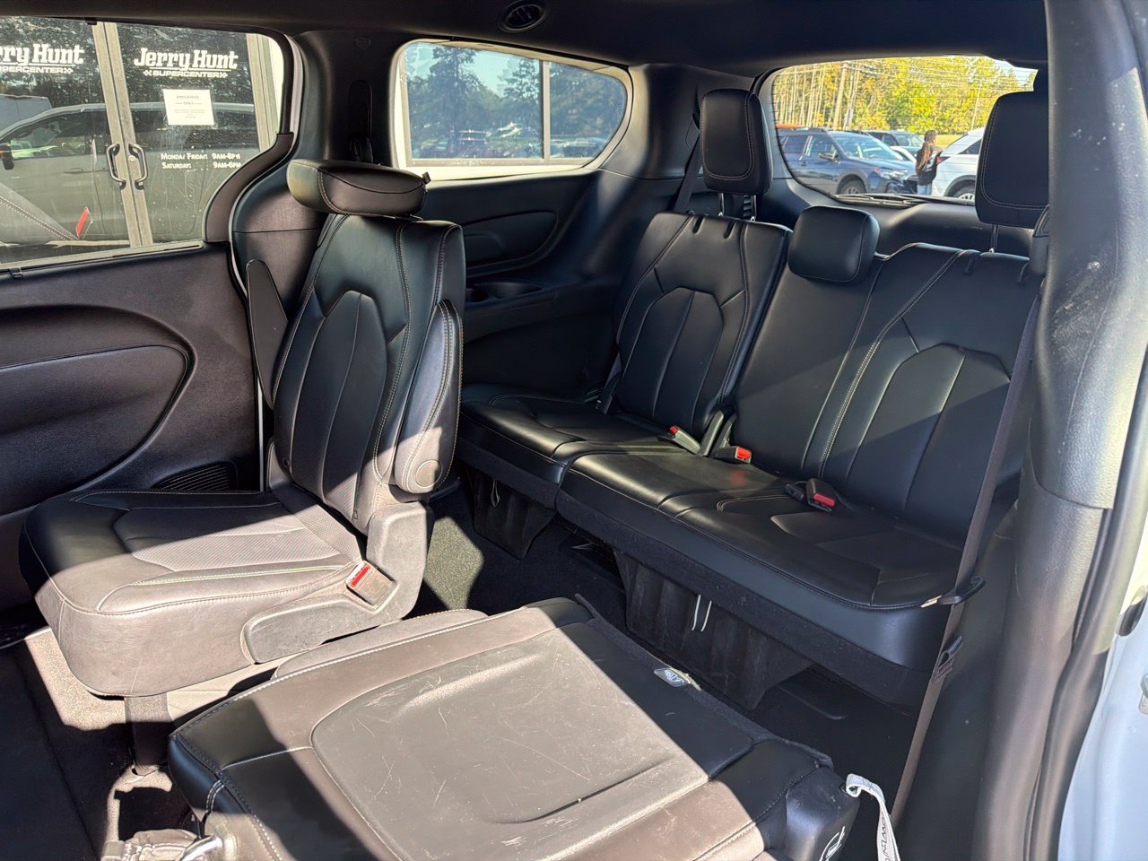 Used 2025 Chrysler Pacifica Select FWD image 6