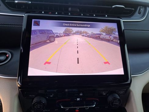 New 2025 Jeep Grand Cherokee Limited image 9