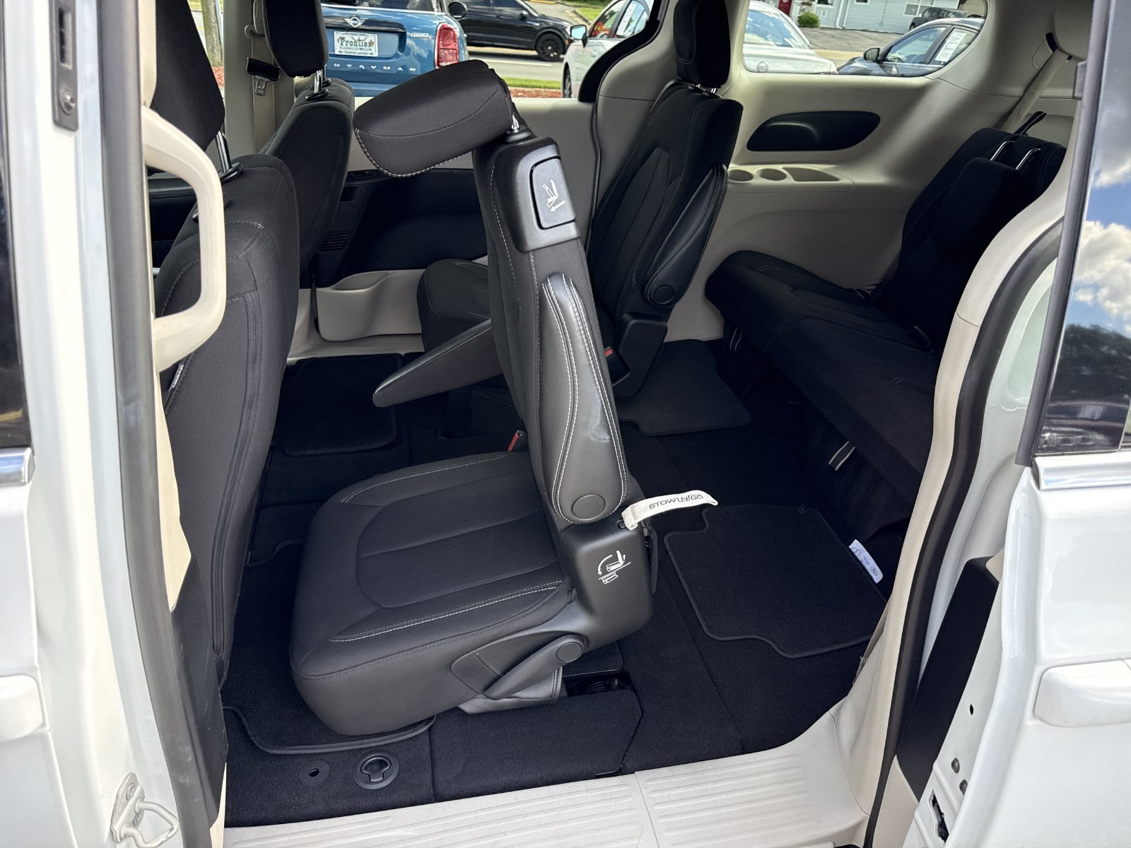 Used 2023 Chrysler Voyager LX FWD image 11