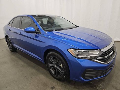 Used 2024 Volkswagen Jetta SE w/ Panoramic Sunroof Package FWD image 3