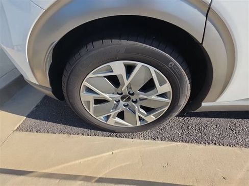 Used 2025 Genesis GV60 RWD image 9