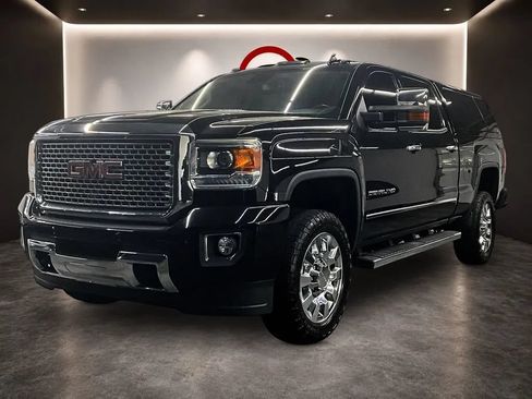 Used 2016 GMC Sierra 2500 Denali w/ Duramax Plus Package AWD/4WD image 3