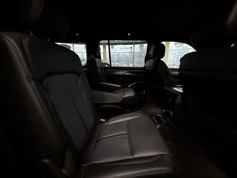 Used 2025 Jeep Wagoneer Series II AWD/4WD image 39