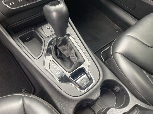 Used 2020 Jeep Cherokee Latitude Plus image 17