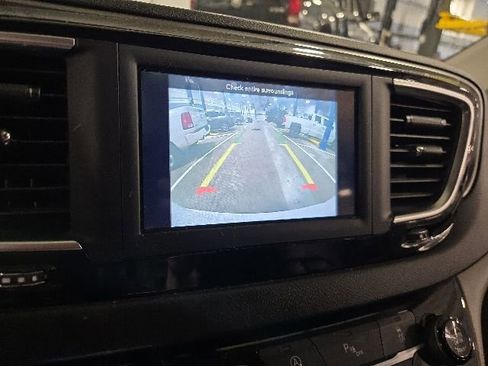 Used 2020 Chrysler Pacifica Touring-L FWD image 15