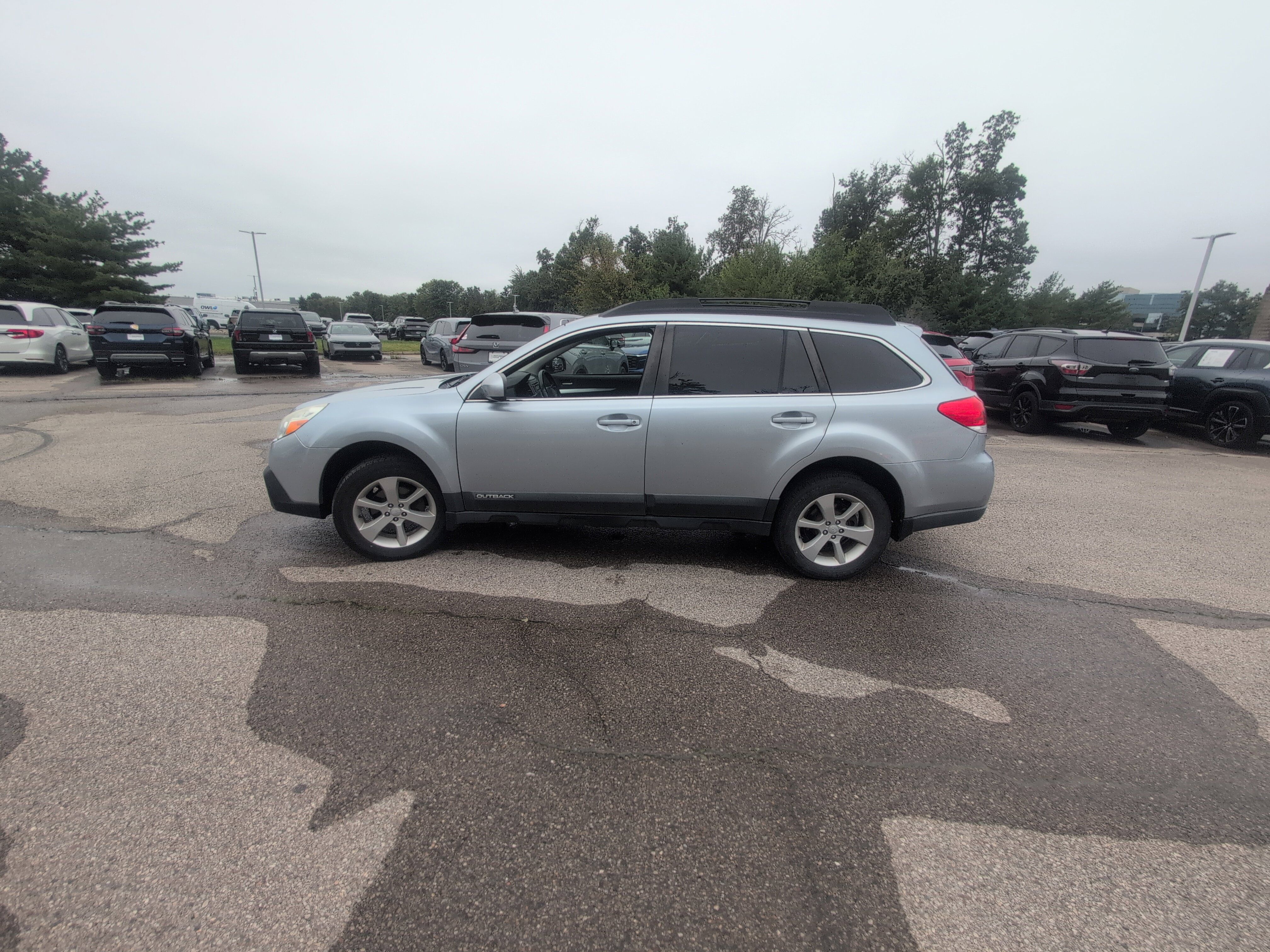 Used 2013 Subaru Outback 2.5i Premium AWD/4WD image 2