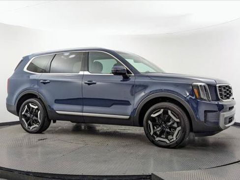 Used 2025 Kia Telluride S FWD image 11