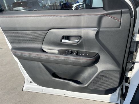 Certified 2025 Nissan Kicks SR image 9