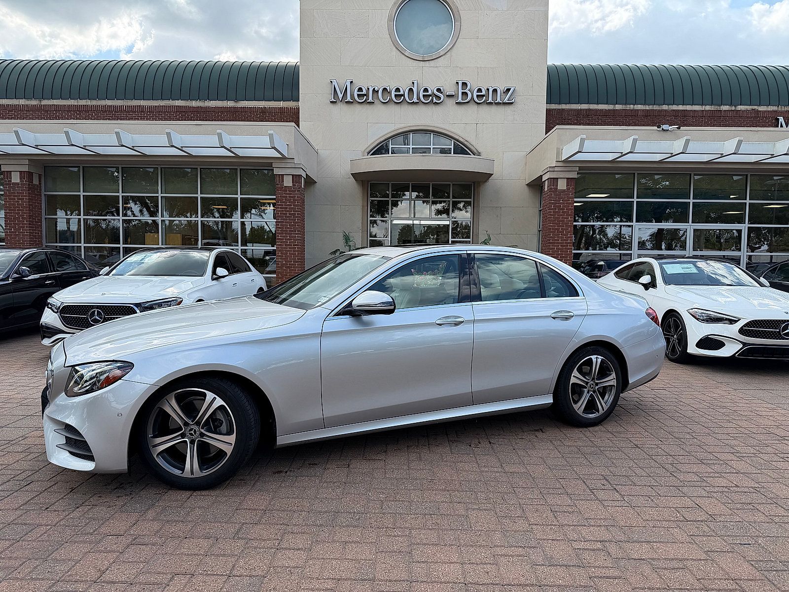 Used 2018 Mercedes-Benz E 300 image 1