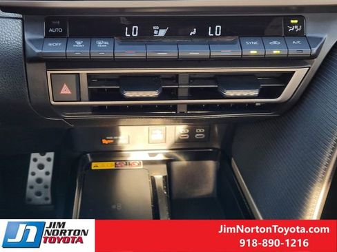 Used 2025 Toyota Camry SE image 21