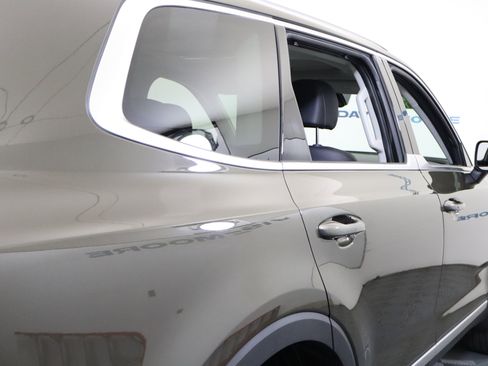 Used 2025 Kia Telluride EX w/ EX Captain's Chair Package image 6