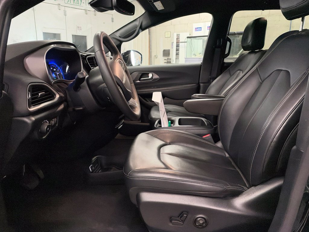 Used 2025 Chrysler Pacifica Select FWD image 4