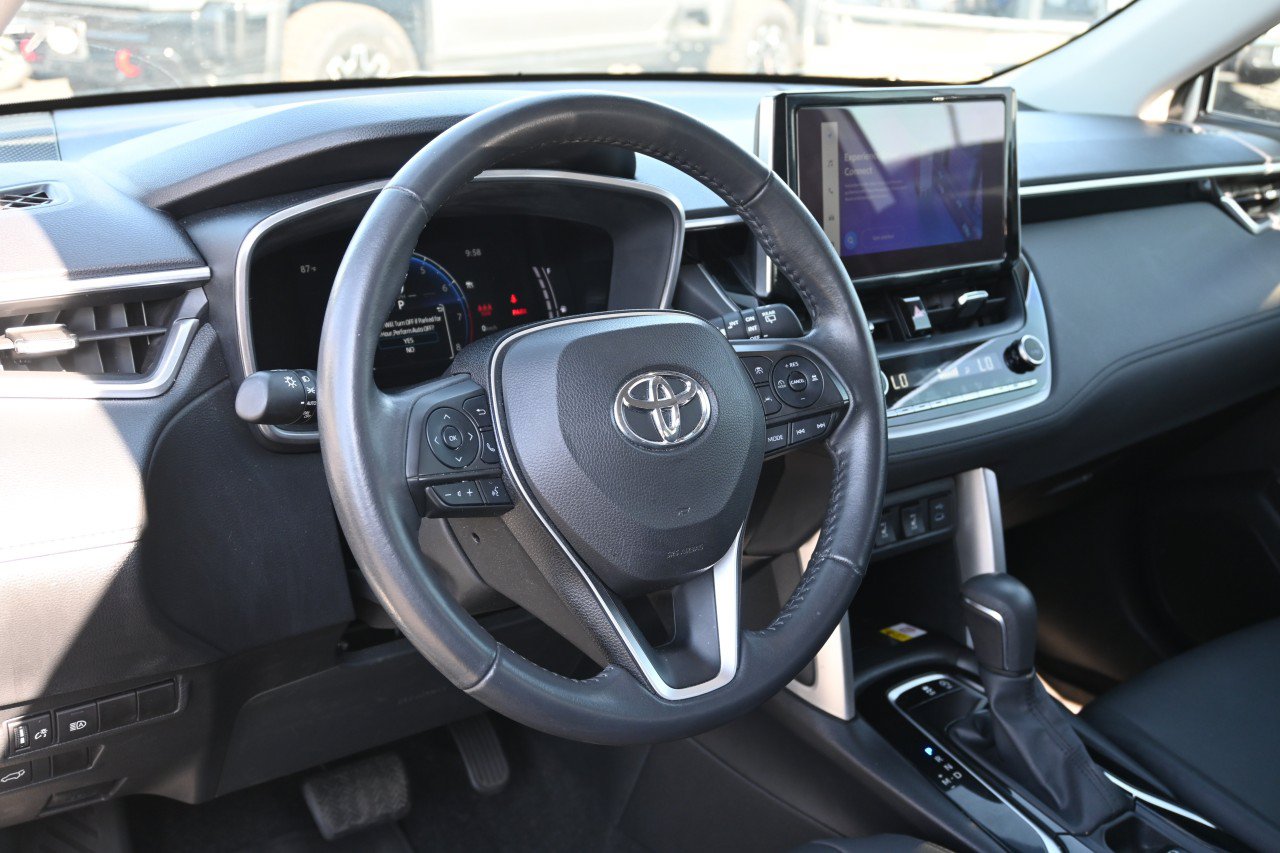 Used 2023 Toyota Corolla Cross XLE w/ Convenience Package FWD image 17