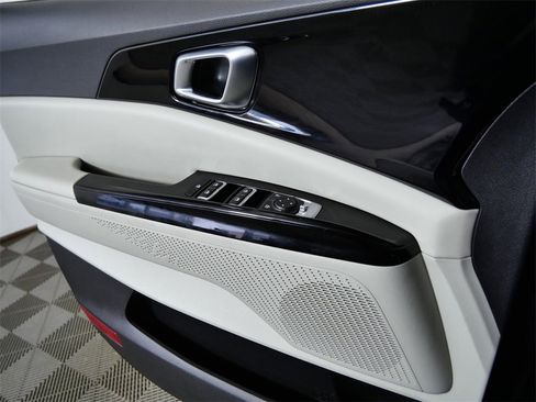 Used 2024 Kia Carnival EX image 27